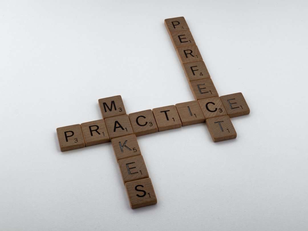 brązowy drewniany krzyż na białej powierzchni puzzle online
