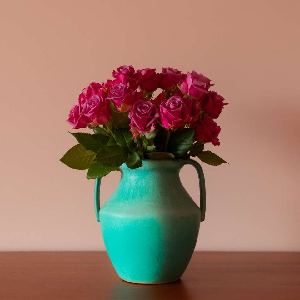 różowy i fioletowy kwiat w niebieskim wazonie ceramicznym puzzle online