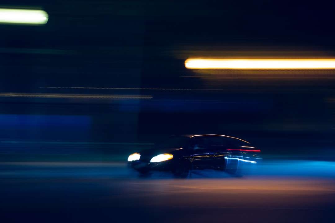 czarny samochód na drodze w porze nocnej puzzle online