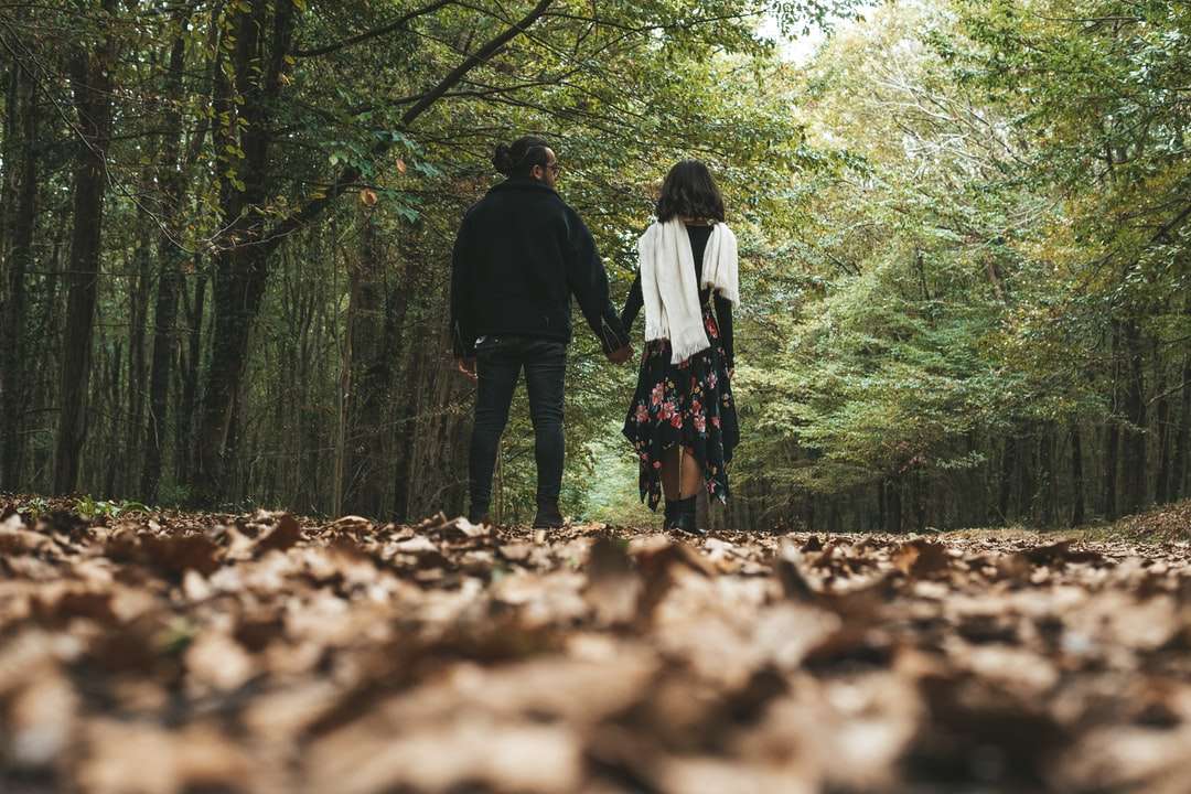 mężczyzna i kobieta, chodzenie po lesie w ciągu dnia puzzle online