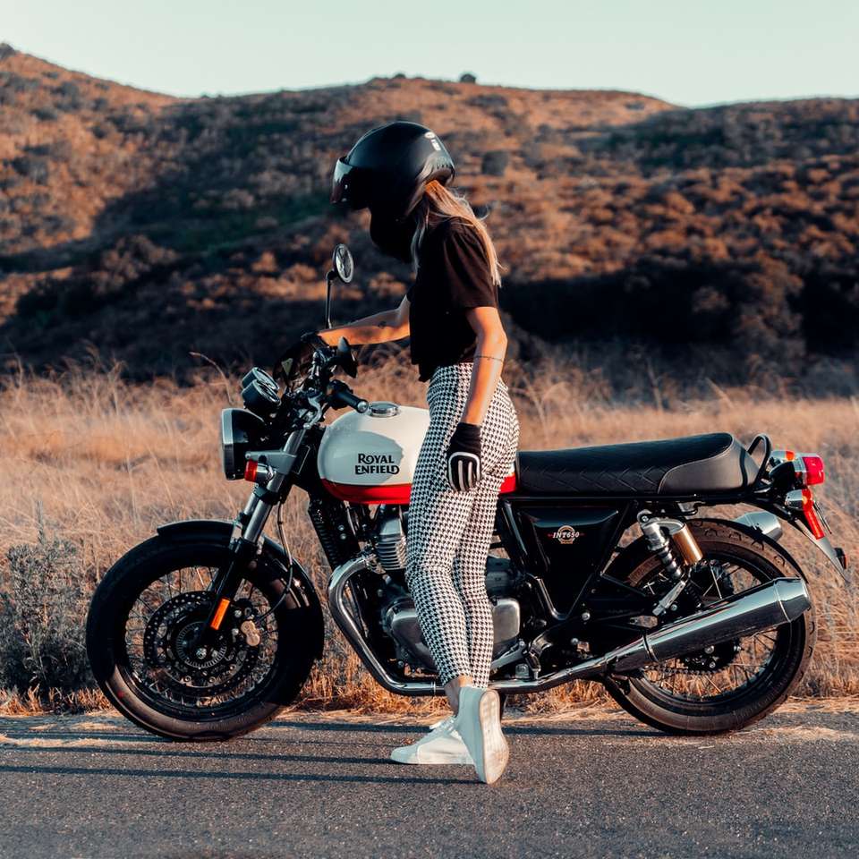 kobieta w czarno-białej sukni, jazda na czarnym motocyklu puzzle online