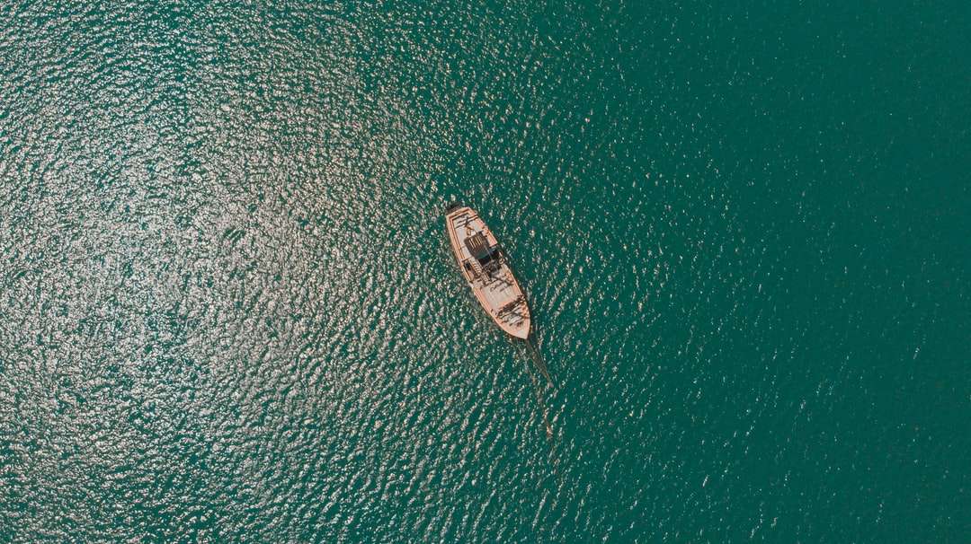 widok z lotu ptaka na łódź na morzu w ciągu dnia puzzle online