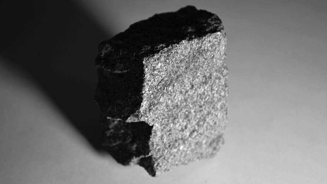 szaro-czarny fragment kamienia puzzle online