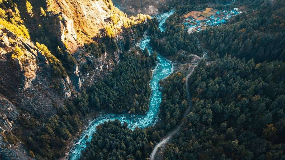 widok z lotu ptaka na rzekę między górami skalistymi w ciągu dnia puzzle online