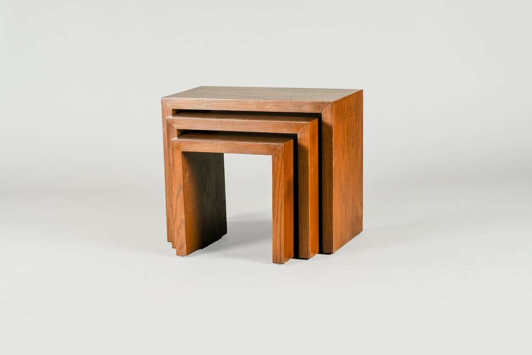 brązowy drewniany stół na białym tle puzzle online