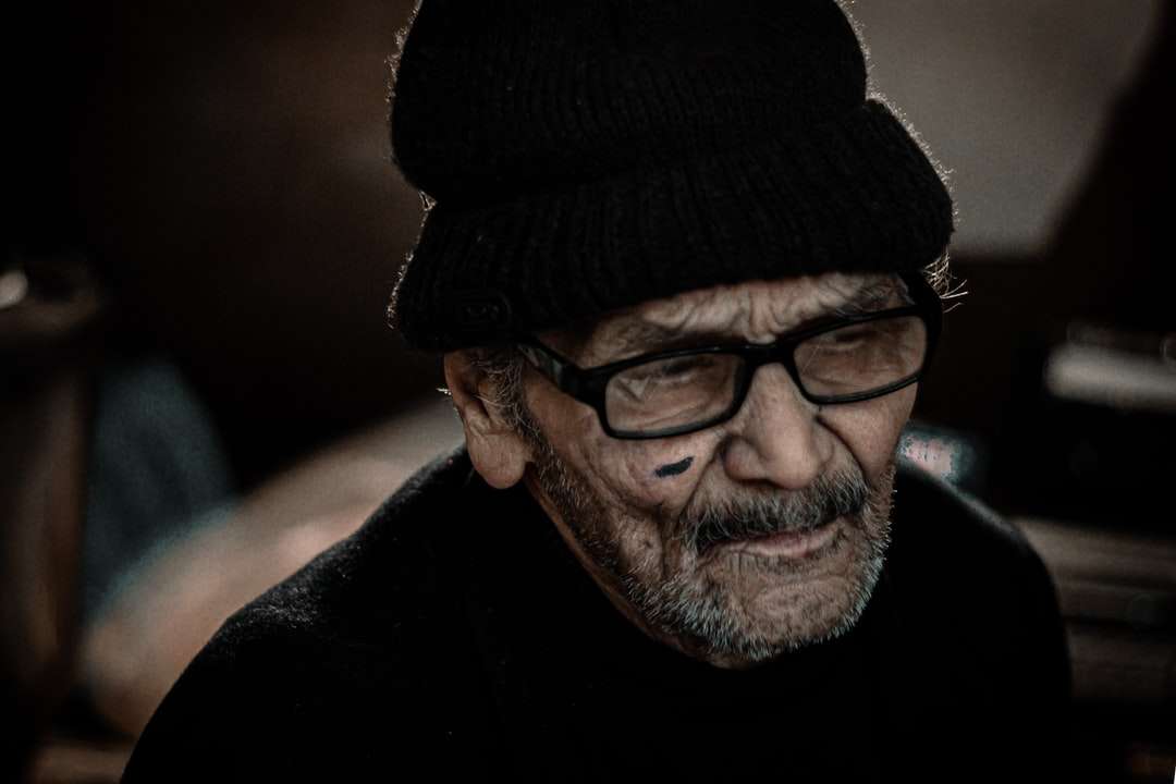 mężczyzna w czarnej czapce z dzianiny i czarnych oprawionych okularach puzzle online
