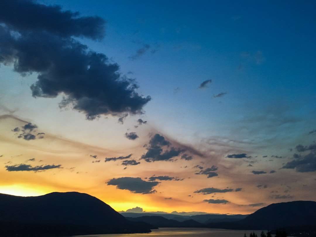 sylwetka góry pod błękitnym niebem podczas zachodu słońca puzzle online