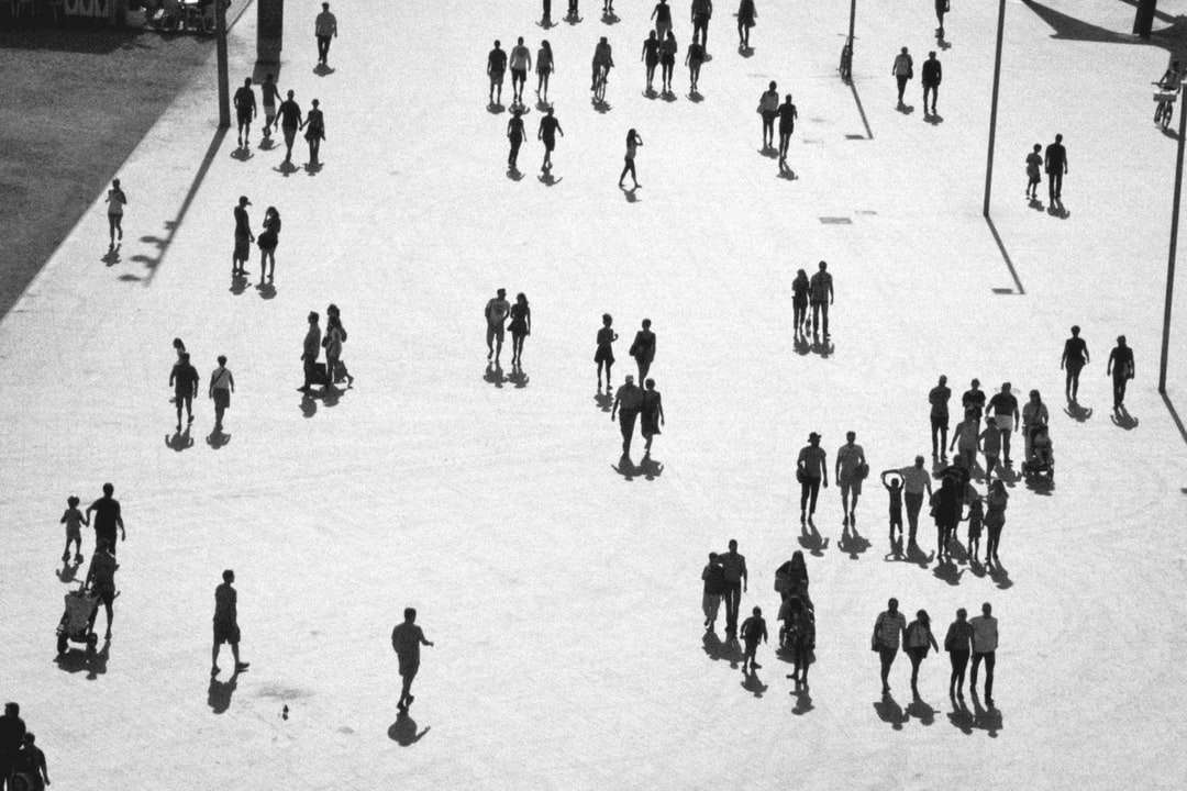 grupa ludzi chodzących po zaśnieżonym polu puzzle online