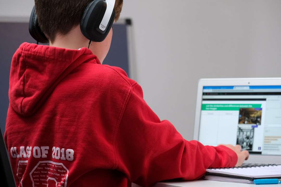 chłopiec w czerwonej bluzie z kapturem na sobie czarne słuchawki puzzle online