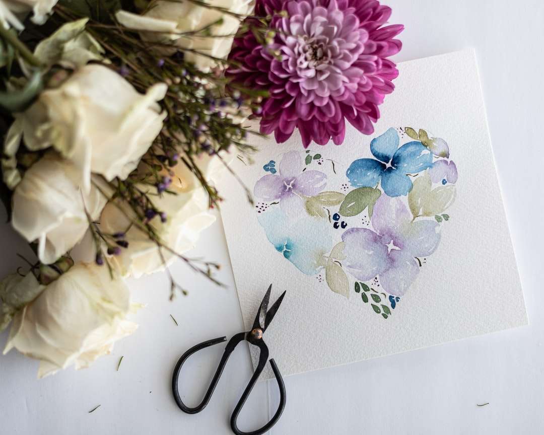 fioletowe i białe kwiaty na białym papierze puzzle online
