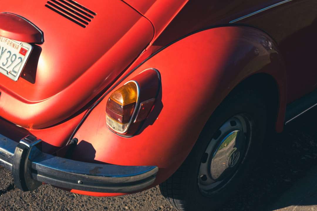 czerwony samochód ze srebrnymi i czarnymi okrągłymi drzwiami puzzle online