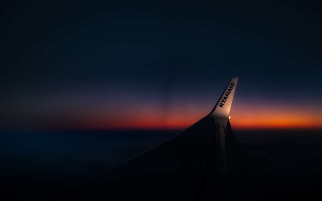 białe skrzydło samolotu podczas zachodu słońca puzzle online