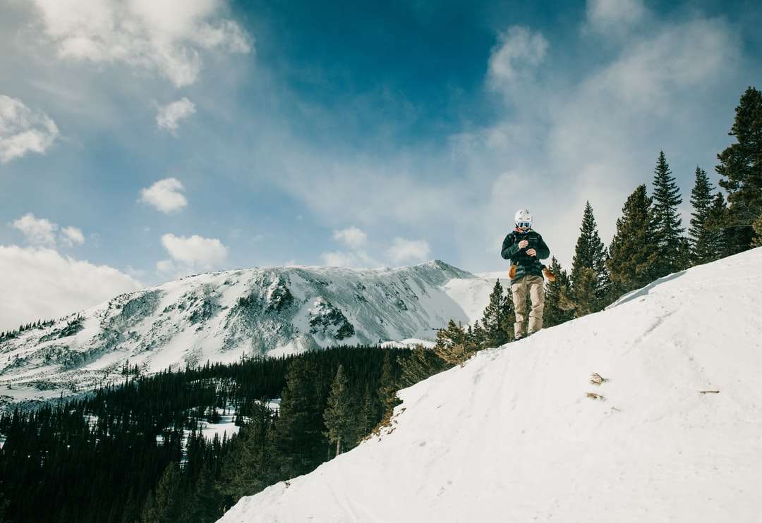 osoba w czarnej kurtce i czarnych spodniach na nartach śnieżnych puzzle online