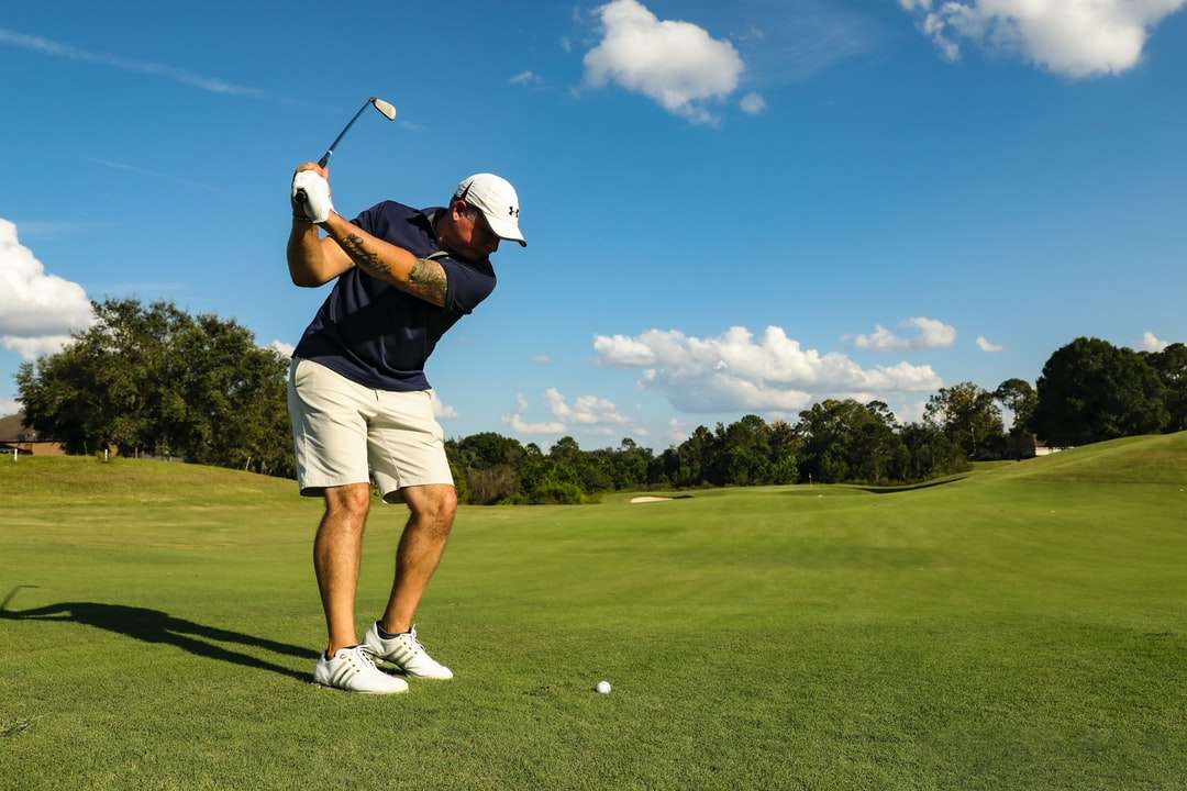 mężczyzna w czarnej koszuli i białych spodenkach, gra w golfa puzzle online