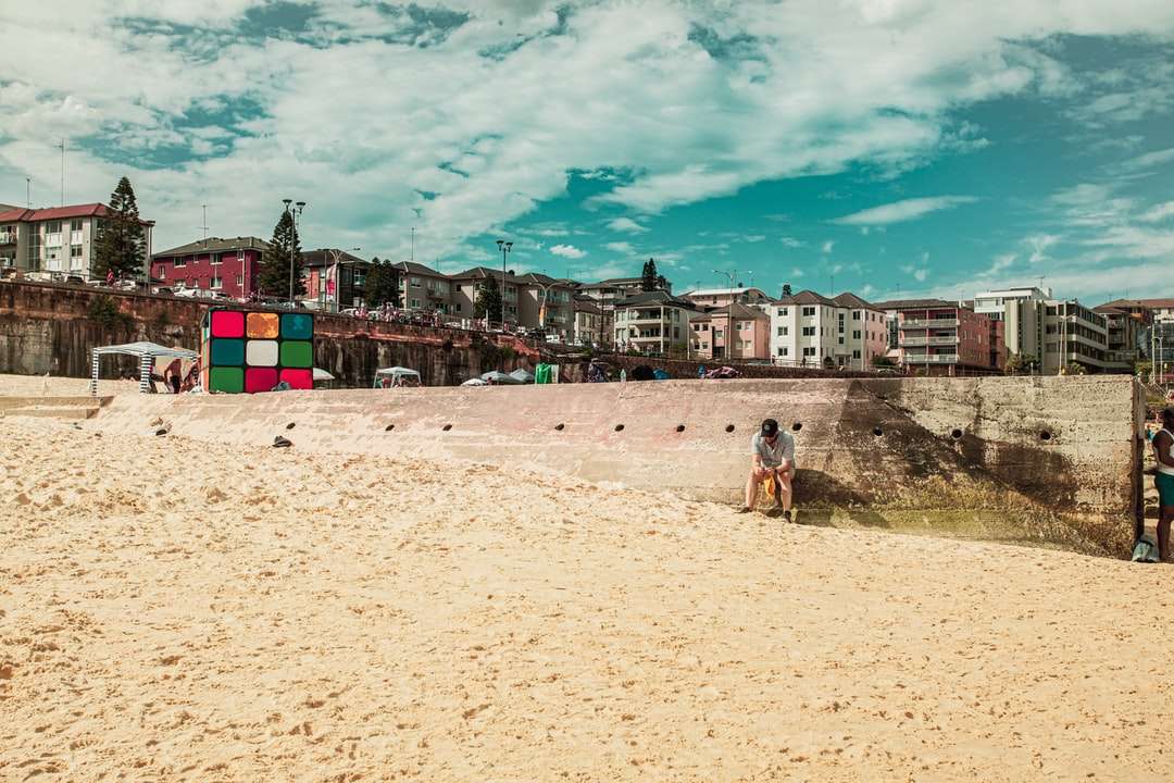 ludzie chodzą po plaży w ciągu dnia puzzle online