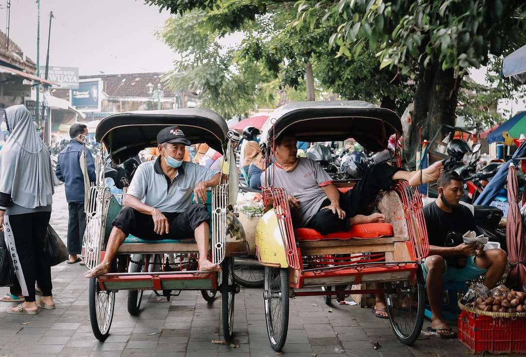 ludzie jeżdżący na czerwono-czarnej rikszy auto w ciągu dnia puzzle online