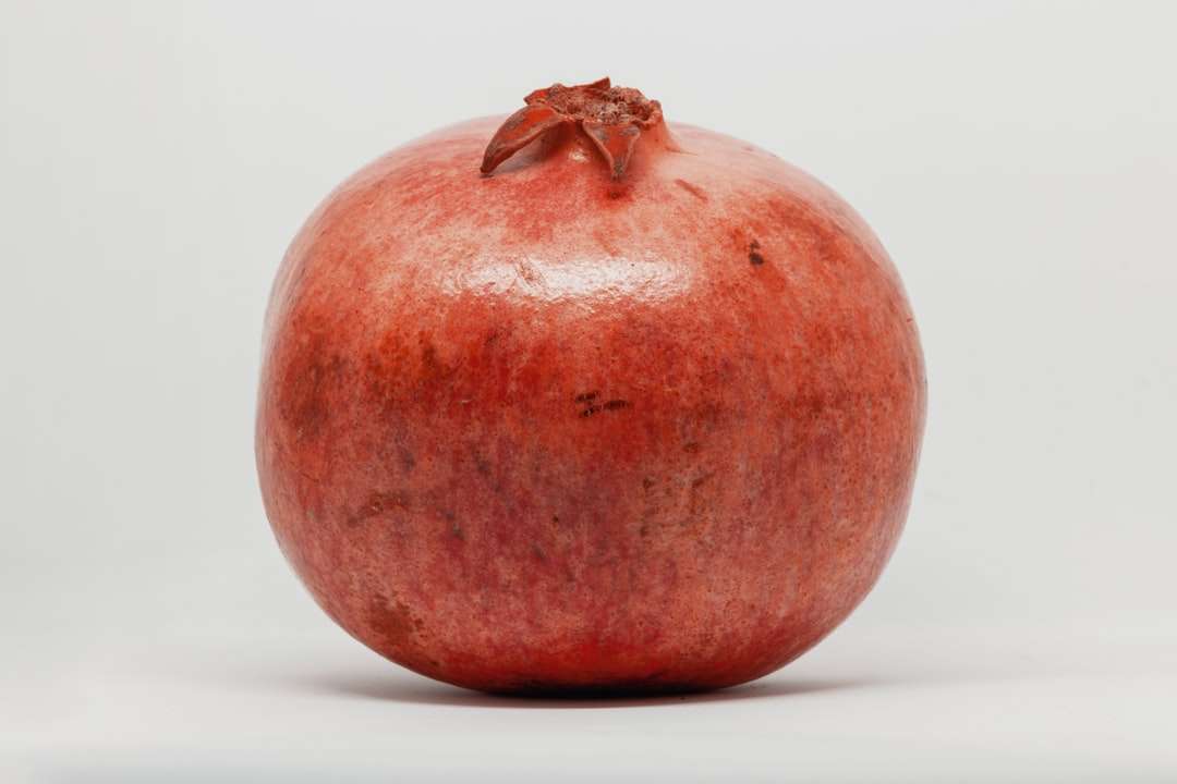 czerwone jabłko na białej powierzchni puzzle online