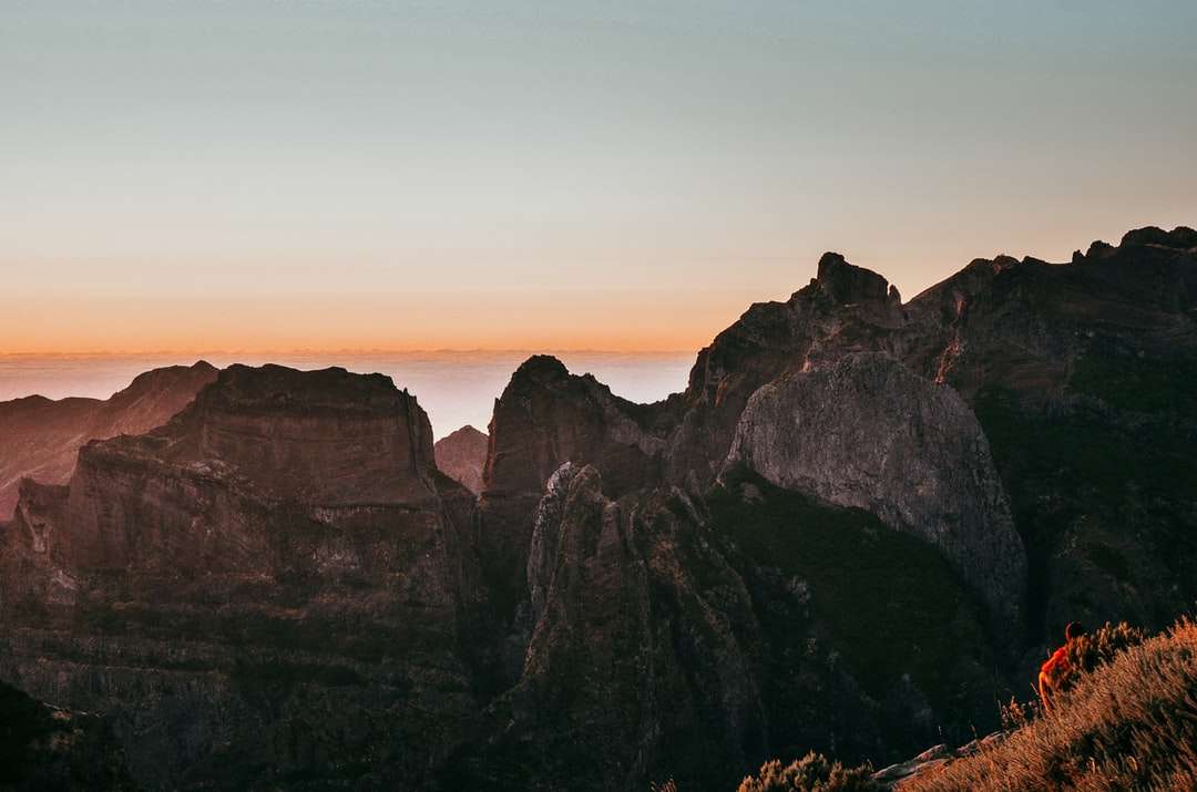 brązowa skalista góra podczas zachodu słońca puzzle online