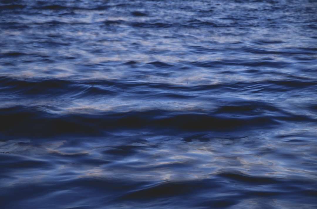 niebieski zbiornik wodny w ciągu dnia puzzle online