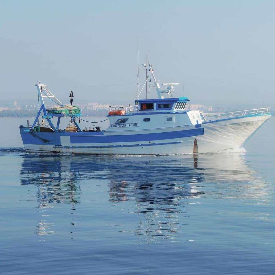 Łódź rybacka wraca do portu Taranto we Włoszech puzzle online
