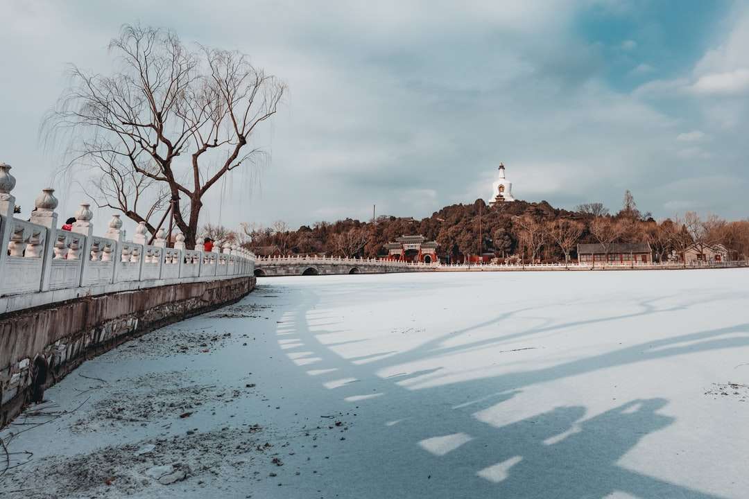 biały pokryty śniegiem most nad rzeką puzzle online