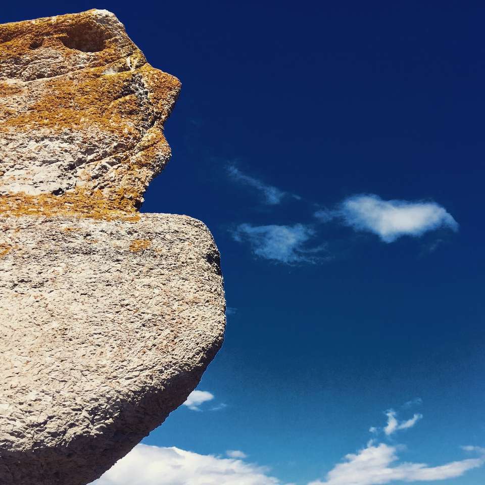 szara formacja skalna pod błękitnym niebem w ciągu dnia puzzle online