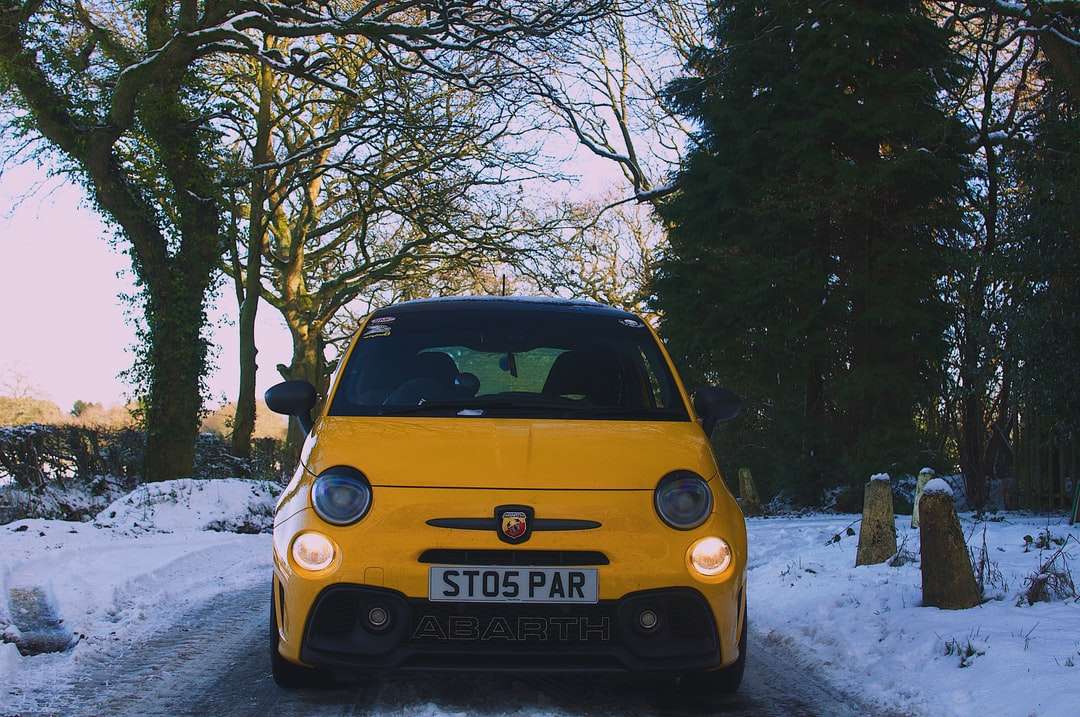żółto-czarny mini Cooper zaparkowany na zaśnieżonym terenie puzzle online