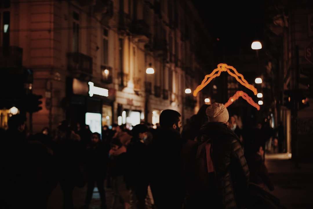 ludzie na ulicy w porze nocnej puzzle online