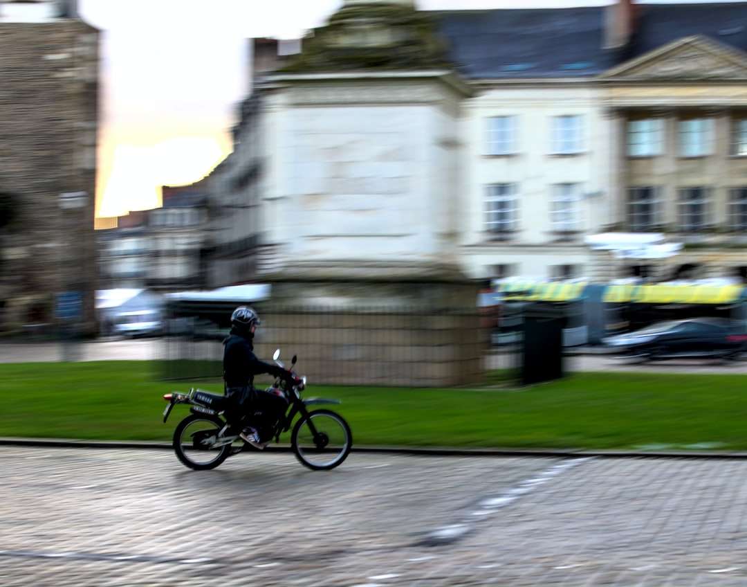 mężczyzna w czarnej koszuli, jazda na czarnym rowerze na drodze puzzle online