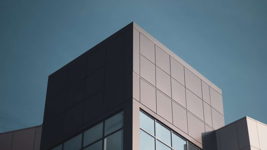 biały i czarny betonowy budynek pod błękitnym niebem puzzle online