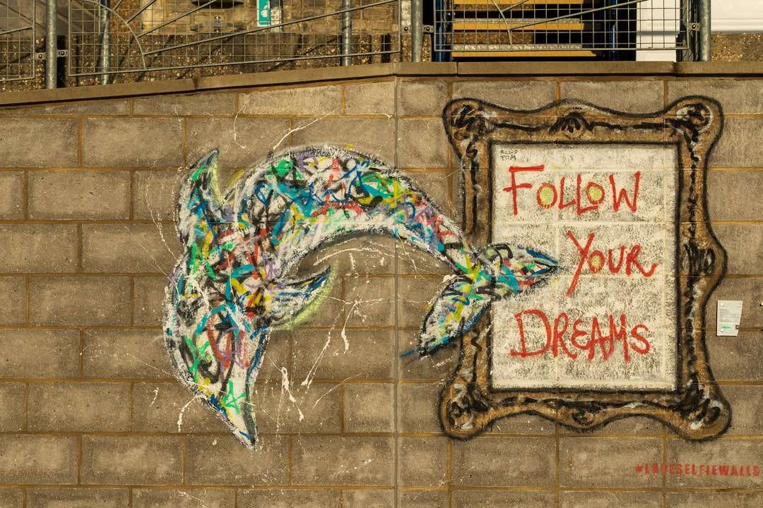 niebieski zielony i biały kwiatowy graffiti na brązowym murem puzzle online
