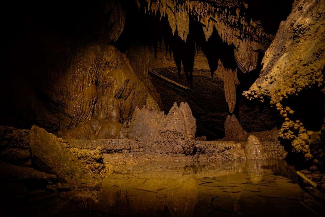 brązowo-czarna jaskinia z wodą puzzle online