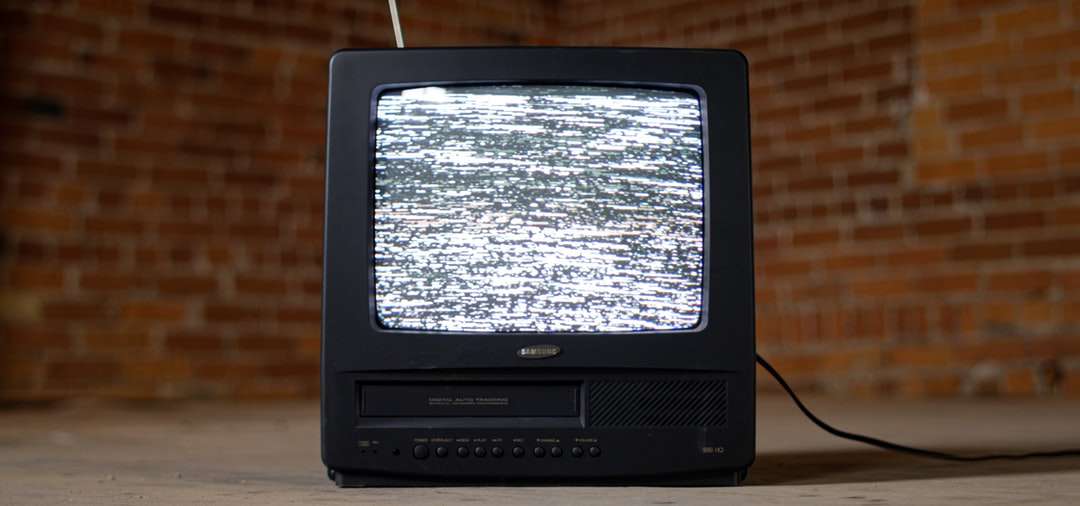 czarny telewizor crt na brązowym drewnianym stole puzzle online