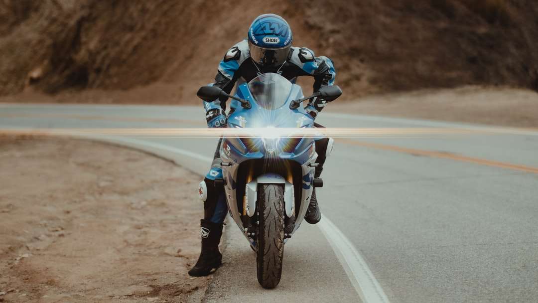 mężczyzna w niebieskim i białym garniturze motocykla, jazda na motocyklu puzzle online