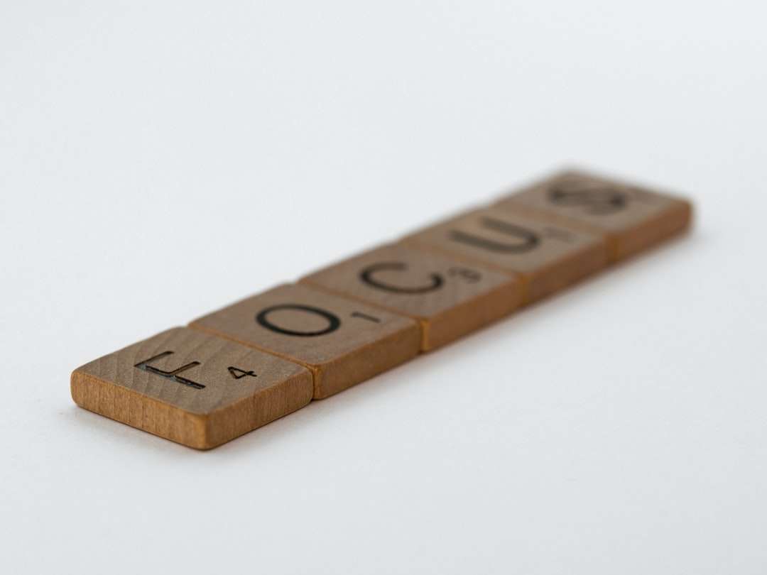 brązowy drewniany wystrój z wytłoczonymi literami T puzzle online