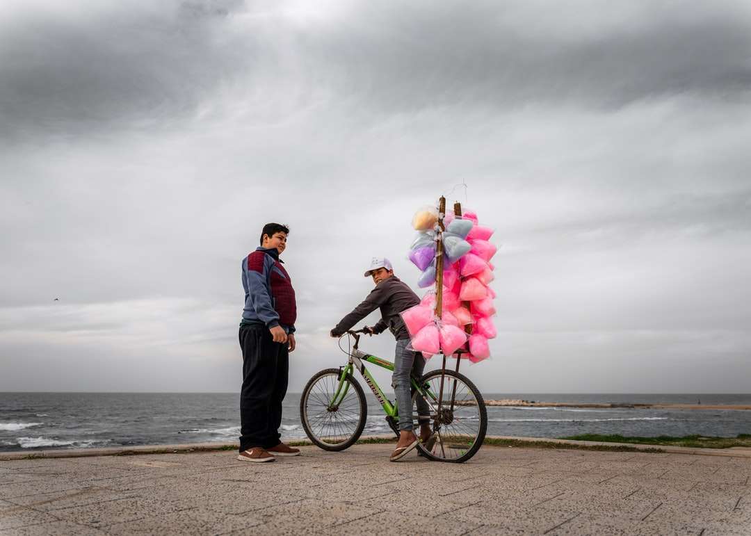 mężczyzna i kobieta, jazda na rowerze na plaży w ciągu dnia puzzle online