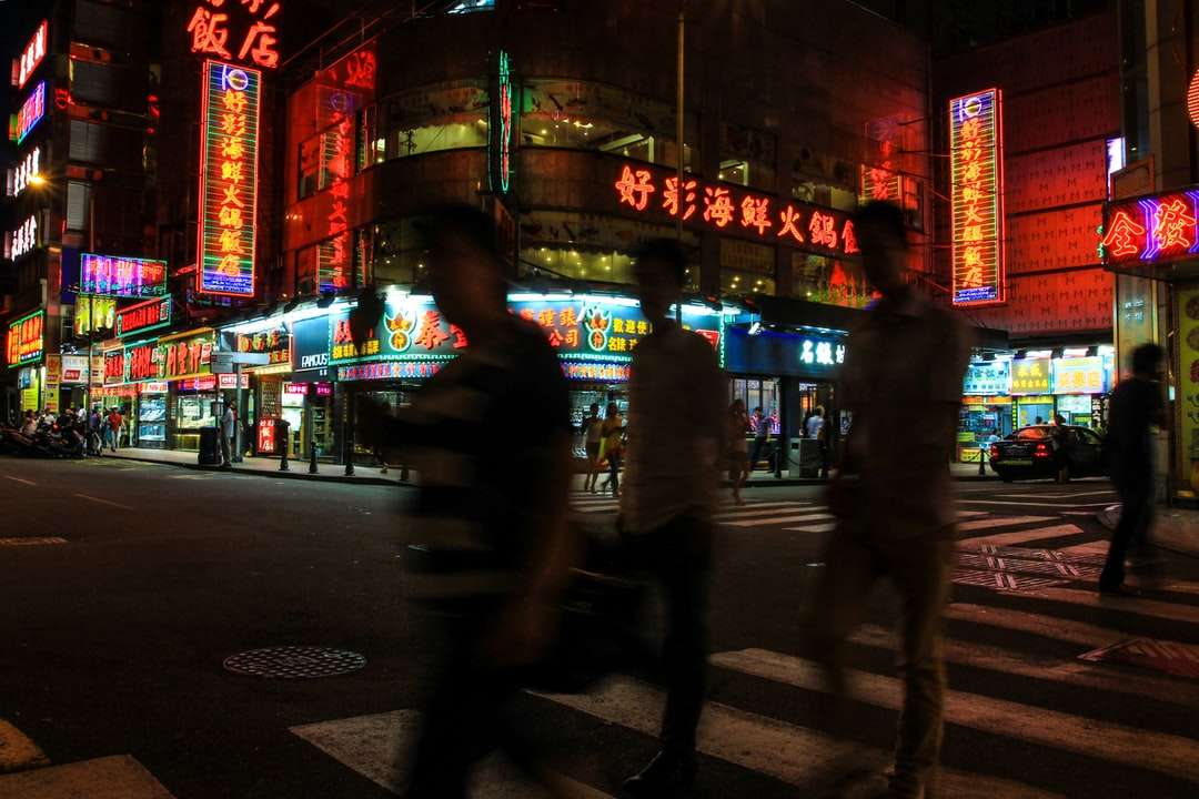 ludzie spacerujący po ulicy w porze nocnej puzzle