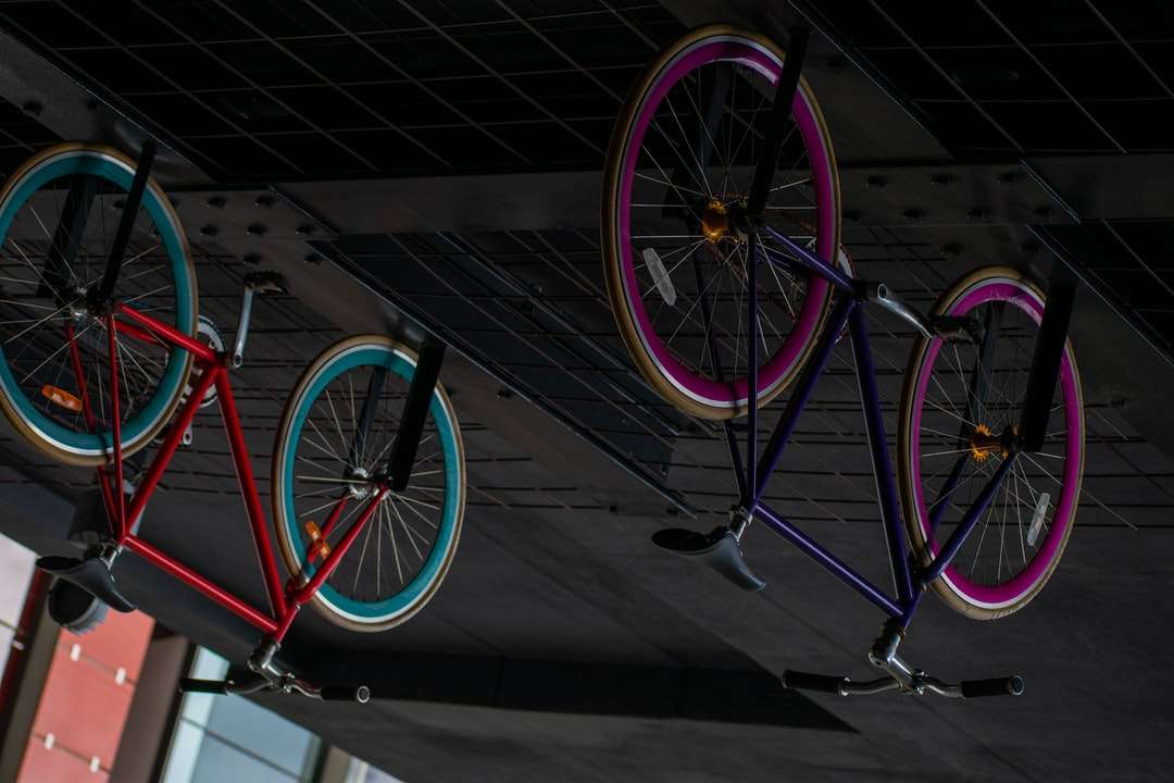 niebieski i czerwony rower na czarnej podłodze puzzle online