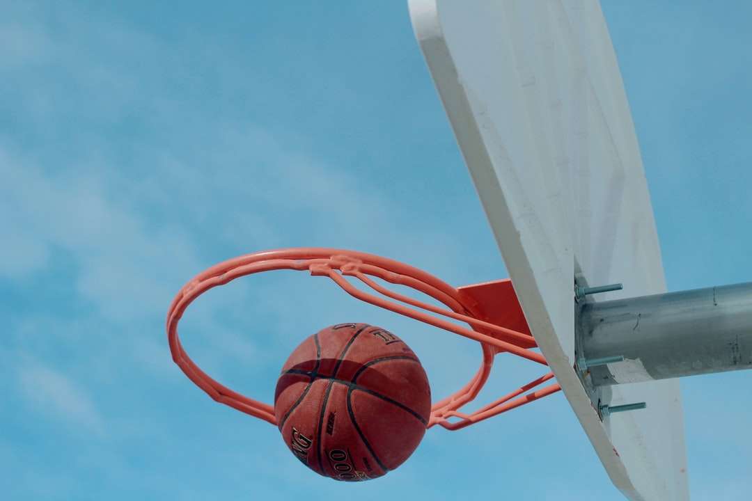 czerwony obręcz do koszykówki pod błękitnym niebem w ciągu dnia puzzle online