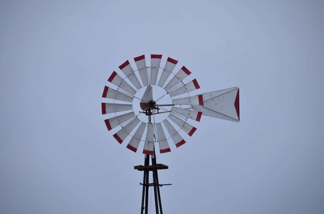 biały i czerwony wiatrak pod białym niebem w ciągu dnia puzzle online