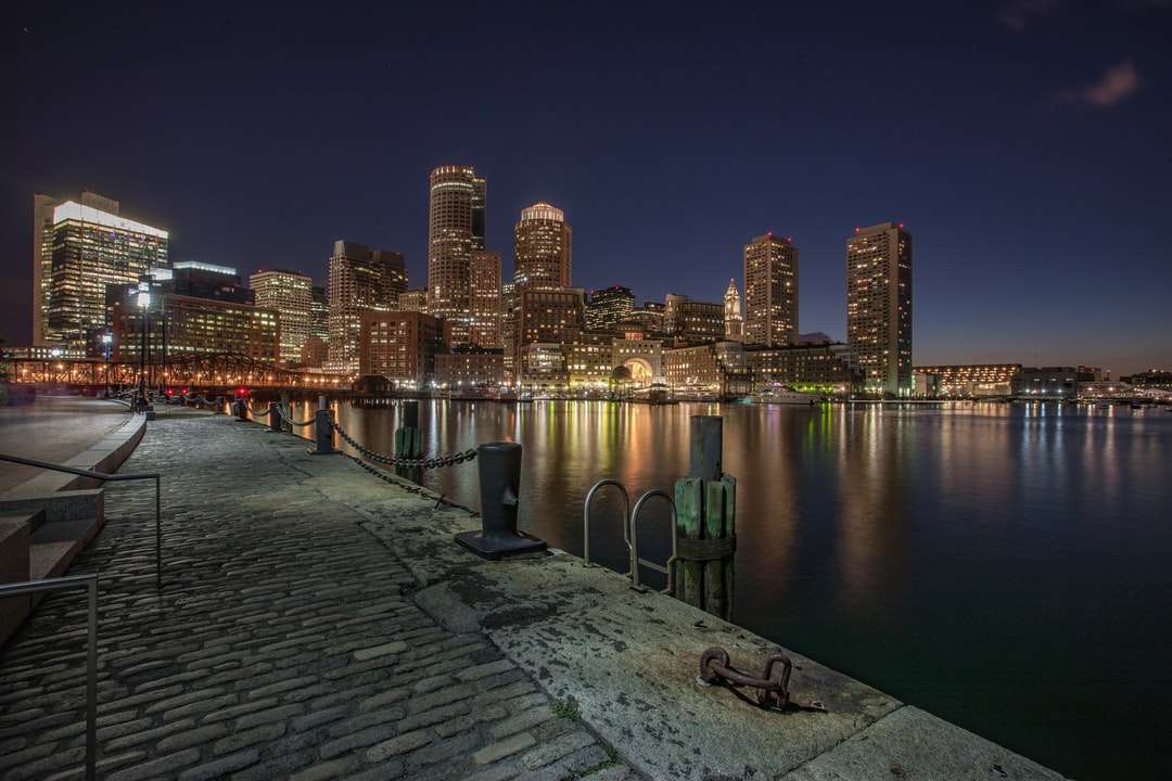 panoramę miasta w całym akwenie wodnym w nocy puzzle online