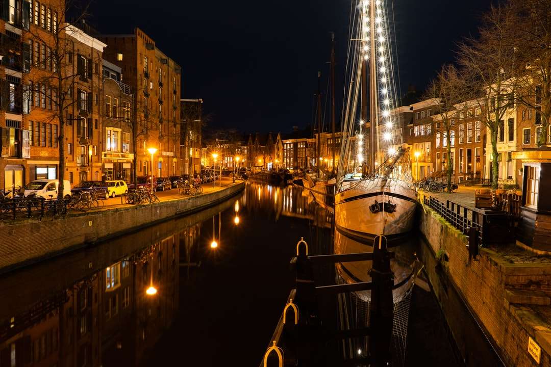 biała łódź na doku w porze nocnej puzzle online