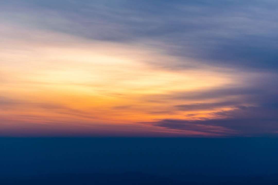 niebieskie i pomarańczowe zachmurzone niebo podczas zachodu słońca puzzle online