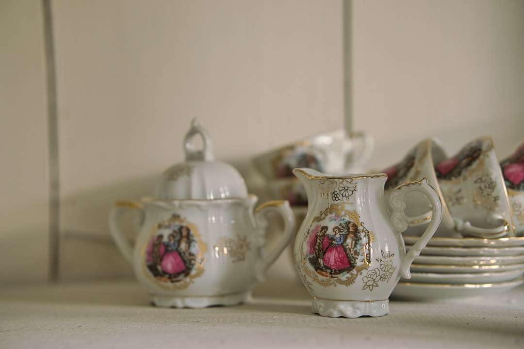 biały i czerwony ceramiczny czajnik w kwiatki puzzle online