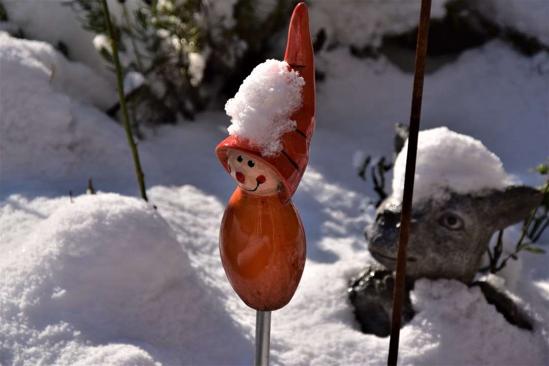 figurka pomarańczowego ptaka na ziemi pokrytej śniegiem puzzle online