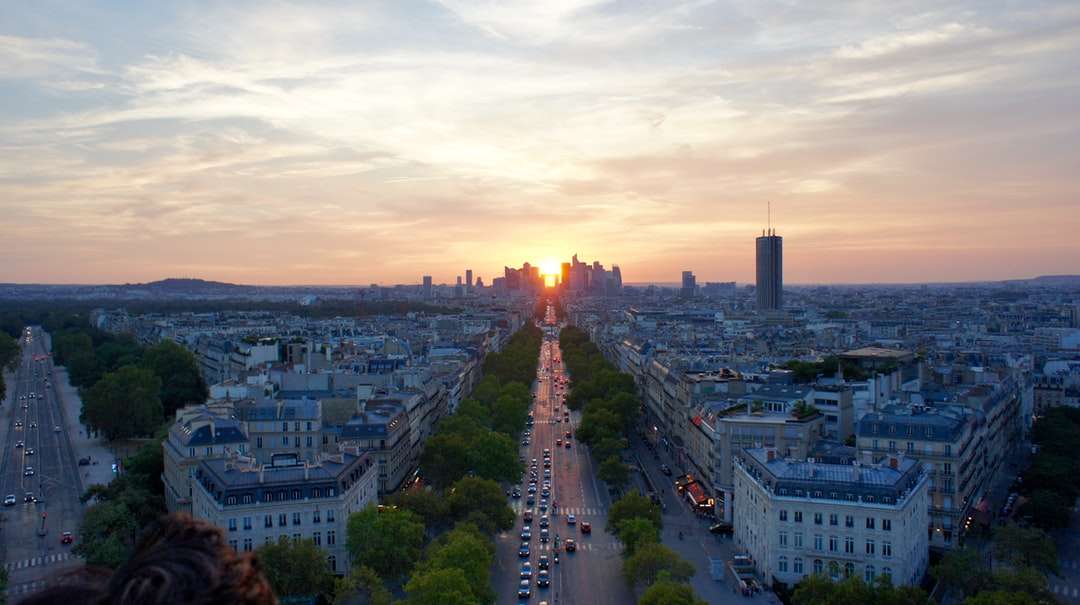 vue aérienne des bâtiments de la ville au coucher du soleil puzzle