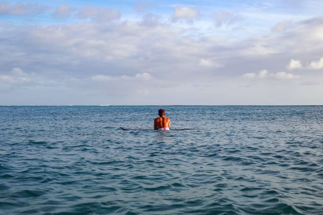 kobieta w niebieskim bikini na zbiorniku wodnym w ciągu dnia puzzle online