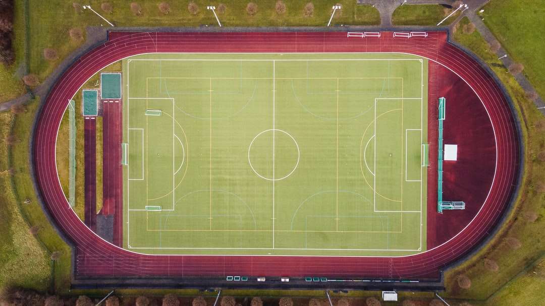 zielone i czerwone boisko do piłki nożnej puzzle online