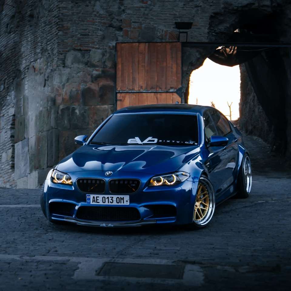 niebieskie bmw m 3 coupe zaparkowane na szarym betonowym tunelu puzzle online