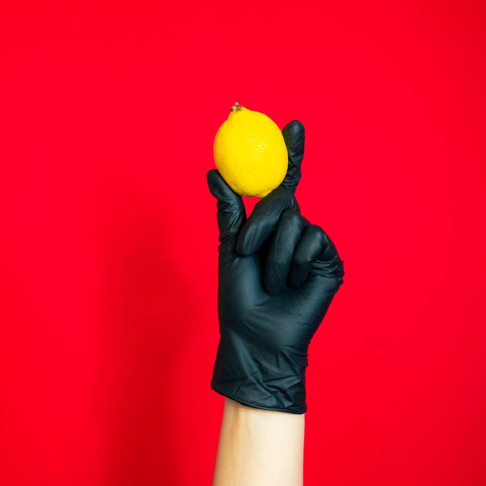 osoba trzymająca żółte owoce cytrusowe puzzle online